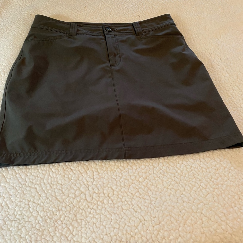 Eddie Bauer Women’s  Size 4 black Skort.   In good condition. - Picture 2 of 7